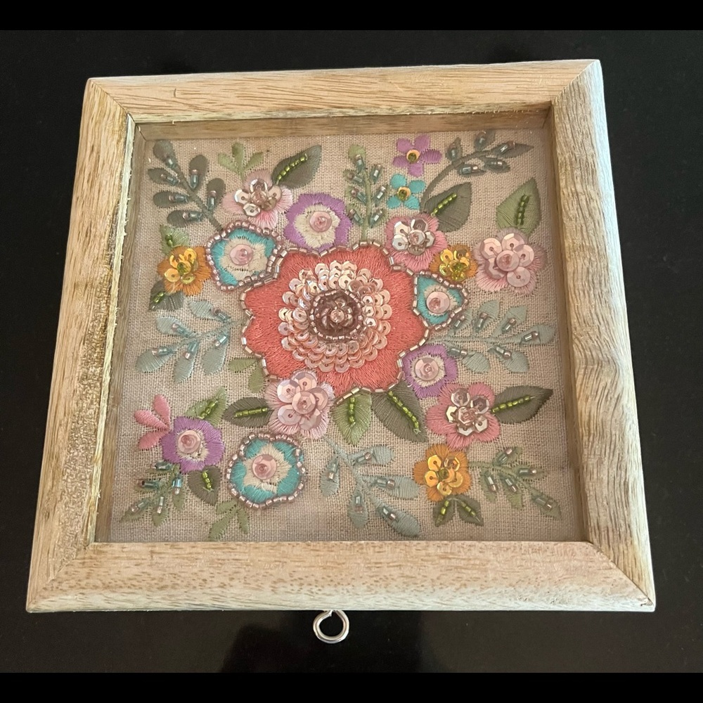 NWT Wooden Keepsake Box Flowers